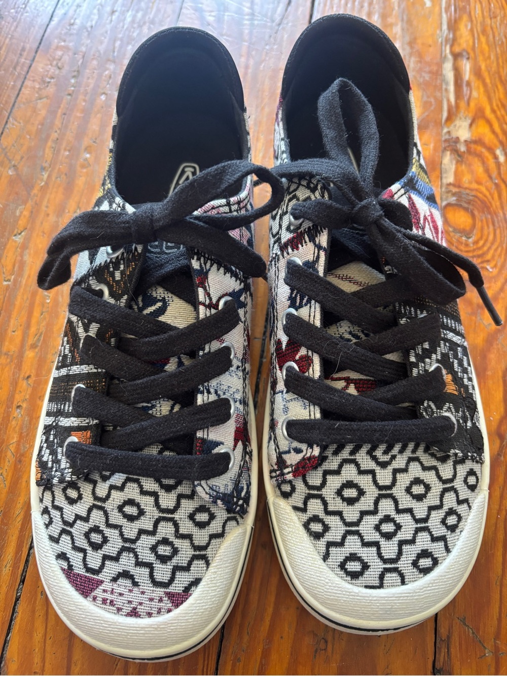Keen-Elsa-Aztec size 7 sneaker